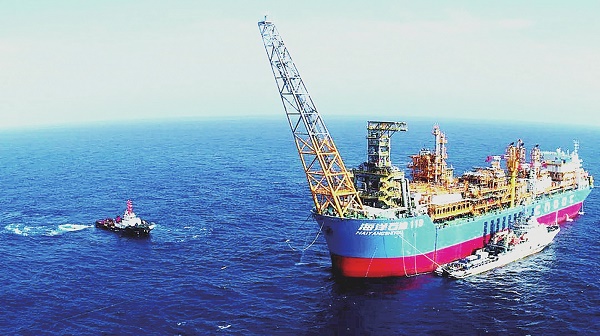 在青岛建造的海洋石油119船交付起航
